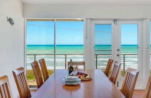 Middleton House | 124 Surfers Pde - BYO Linen Beachfront