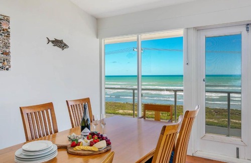 Middleton House | 124 Surfers Pde - BYO Linen Beachfront