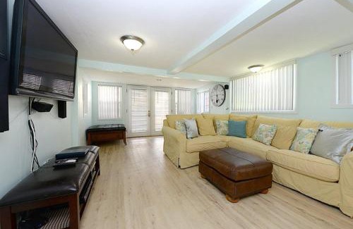 Avalon House | 124CL 124 Claressa Ave
