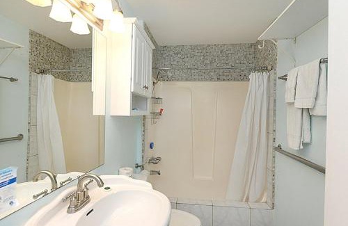 Avalon House | 124CL 124 Claressa Ave