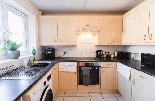 Swindon Apartment | 12FC Apartment 2 Bedroom Sleeps 4 Long Stay Disc