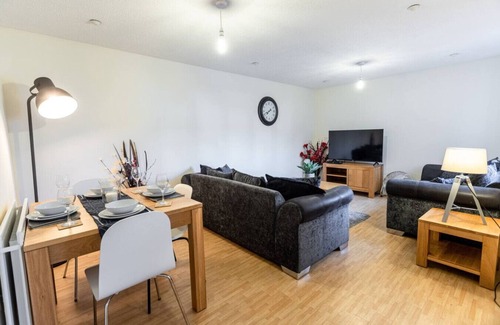 Swindon Apartment | 12FC Apartment 2 Bedroom Sleeps 4 Long Stay Disc
