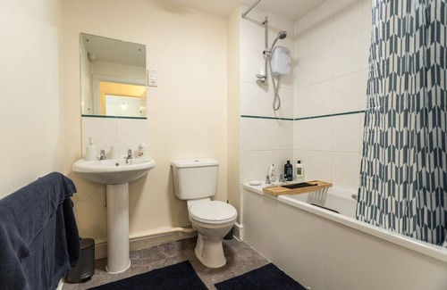 Swindon Apartment | 12FC Apartment 2 Bedroom Sleeps 4 Long Stay Disc