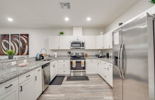 Memphis Condo | 13 Mi to Beaches: Pet-Friendly Condo in Palmetto!