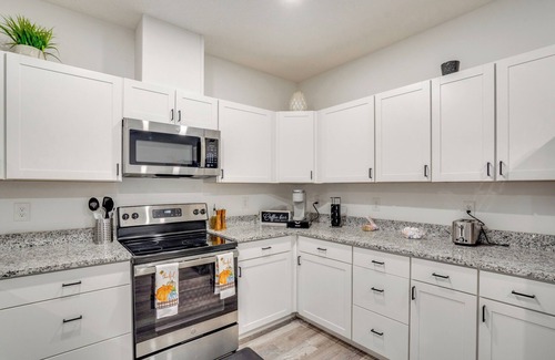 Memphis Condo | 13 Mi to Beaches: Pet-Friendly Condo in Palmetto!