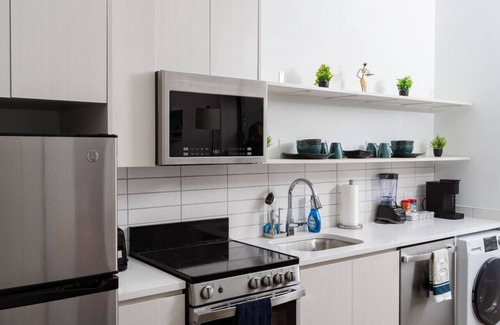 Uptown Apartment | 13 mins DT|4 mins Lake | Majestic Modern Style