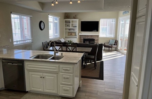 Mission Beach House | >130 FIVE STAR REVIEWS FOR A REASON. 1700sf 3br/3ba, A/C, 20 yds to Ocean.