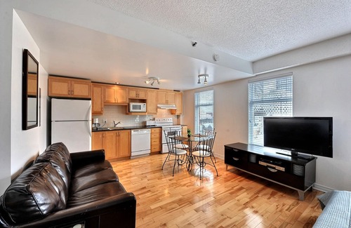 Quartier des Spectacles Apartment | #136 Traditional & Stylish APT in Downtown
