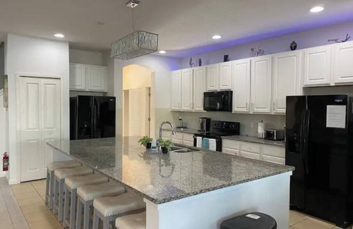 Kissimmee House | 14 Bedroom mansion that sleeps 40 people. Host your wedding reception here