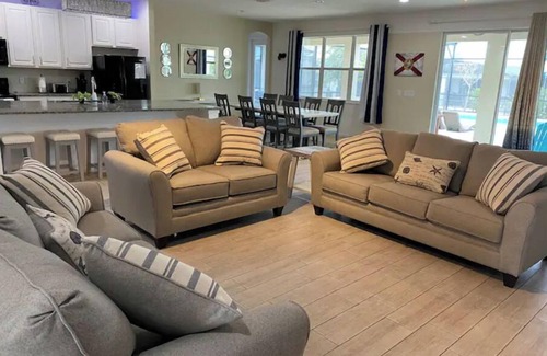 Kissimmee House | 14 Bedroom mansion that sleeps 40 people. Host your wedding reception here