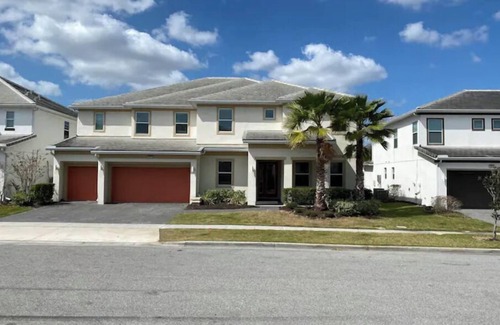Kissimmee House | 14 Bedroom mansion that sleeps 40 people. Host your wedding reception here