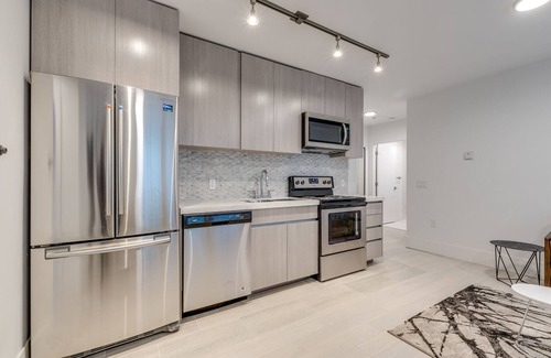 Coal Harbour Apartment | 1425 Haro Street - 3 Bedroom /2 Bathroom