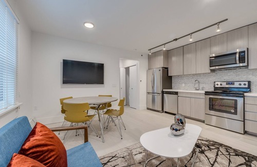 Coal Harbour Apartment | 1425 Haro Street - 3 Bedroom /2 Bathroom