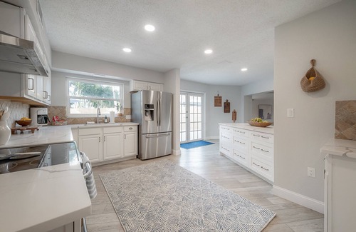 Largo House | 14295 Chamberlain Ave