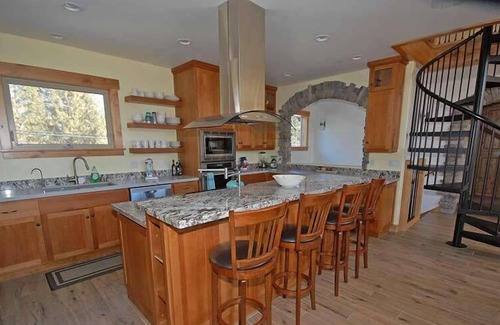 Mountain View Estates House | 1442 Mt Rainier Drive