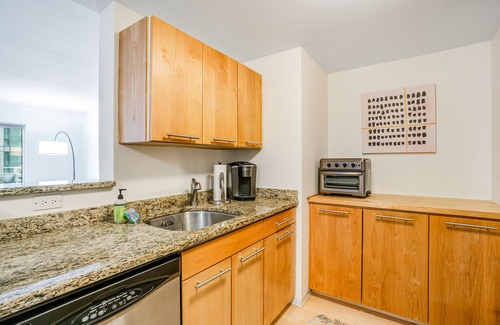 Downtown Seattle Condo | 14th Floor Condo with Wifi & Shared Pool and Hot Tub - Amazing Location