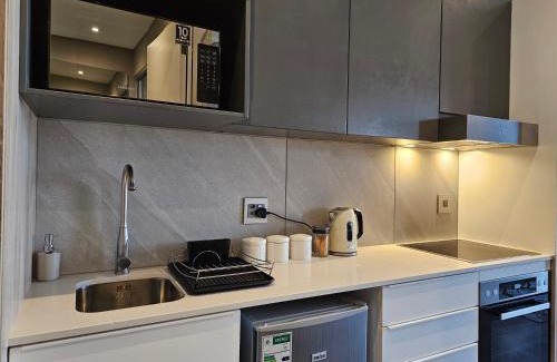 Menlyn Apartment | 14th Floor Studio Overlooking Time Square