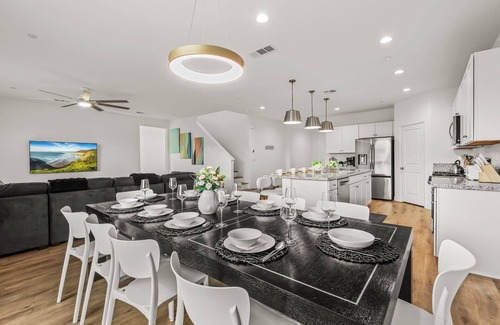 Coachella House | 15 Bed, Glow Gameroom, Putting green, Pool & BBQ