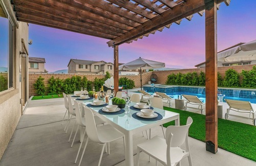 Coachella House | 15 Bed, Glow Gameroom, Putting green, Pool & BBQ
