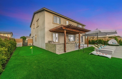 Coachella House | 15 Bed, Glow Gameroom, Putting green, Pool & BBQ