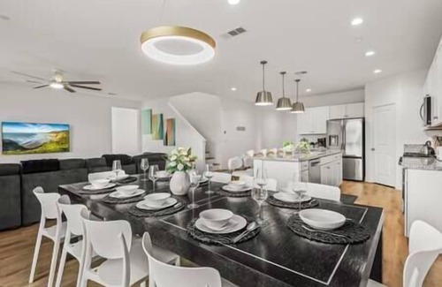 Coachella House | 15 Bed, Glow Gameroom, Putting green, Pool & BBQ