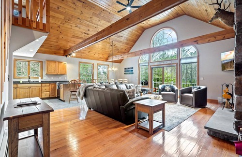 Bethel Ski Chalet | 15 Guest Chalet with Sauna and Hot Tub - Bunk Room - 4 minutes to Sunday River