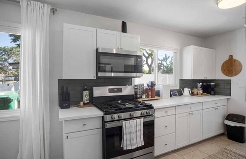 Yucca Valley House | 15 min to JT Park Hot Tub Cute Design Full Kitchen