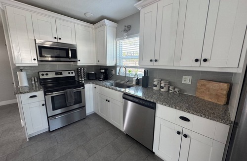 Ridge Wood Heights House | 15% off in August - SANDY FEET - family-friendly, pool, basketball & foosball