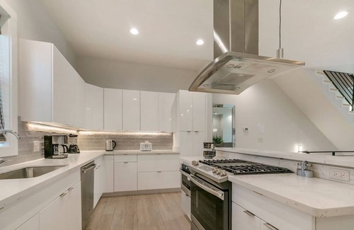 Mid-City House | 15% OFF Monthly | 10% OFF Weekly-Modern Townhouse with Balconies