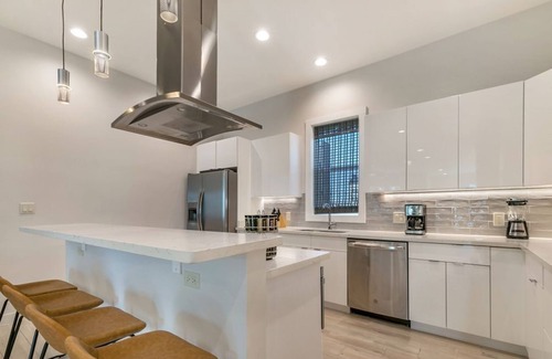 Mid-City House | 15% OFF Monthly | 10% OFF Weekly-Modern Townhouse with Balconies