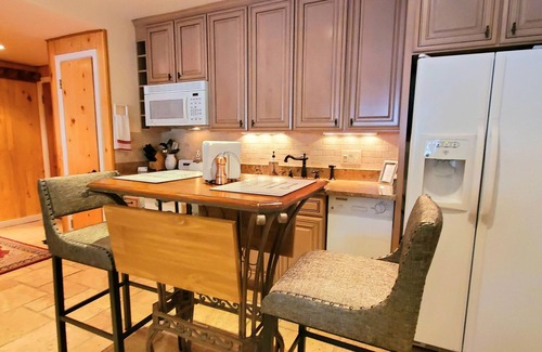 Vail Condo | 150/nt = Sept. 25 and Sept. 27-Oct. 2. Vail Village location w free parking.