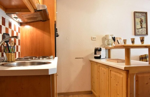Meribel Centre Apartment | 150m from ski slopes, 2nd floor, 37m², Méribel