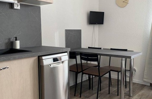 Eclose-Est Apartment | 150m from ski slopes, 3rd floor, tv, ski locker, 24m², Alpe d'Huez