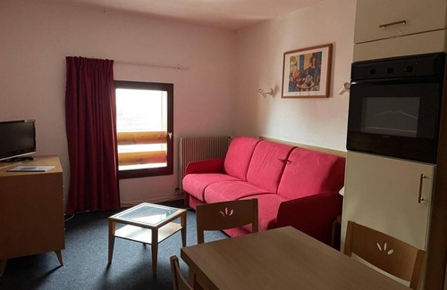 Eaux-Bonnes Apartment | 150m from ski slopes, 2nd floor, view resort, fitness, swimming pool, sauna, tv, ski locker, 29m²