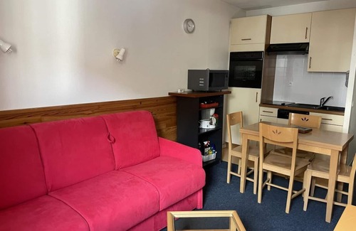 Eaux-Bonnes Apartment | 150m from ski slopes, 2nd floor, view resort, fitness, swimming pool, sauna, tv, ski locker, 25m²