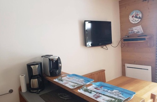 Les Claux Apartment | 150m from ski slopes, 4th floor, swimming pool, balcony, parking, tv, ski locker, 32m², Vars