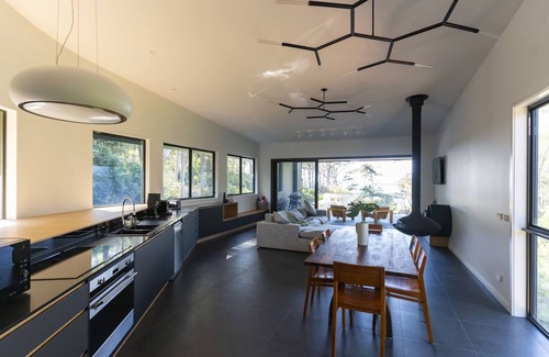 Lilli Pilli House | 150m Walk to Beach, WiFi & Fireplace | Salt & Sand
