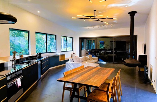 Lilli Pilli House | 150m Walk to Beach, WiFi & Fireplace | Salt & Sand