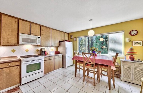 South Lake Tahoe Cabin | 1510 Wildwood, Sitzmark 4
