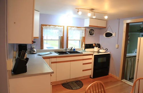 Old Orchard Beach Cottage | 15A Great Location! 5 min Walk to Beach/Pier-Cottage Sleeps 6;12 w/back unit