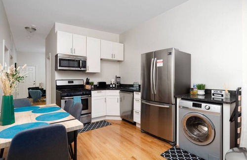 West Town Apartment | 15mins DT | Wicker Park Gem | Sleeps 7 | FreePark