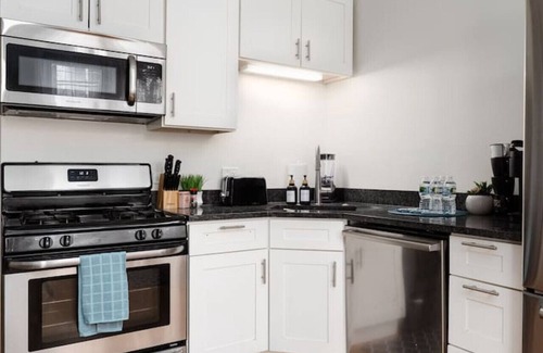 West Town Apartment | 15mins DT | Wicker Park Gem | Sleeps 7 | FreePark