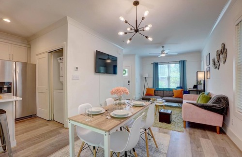 Durham House | 16 Guests~Private Drive~Fenced~Pets~Near NCCU/Duke