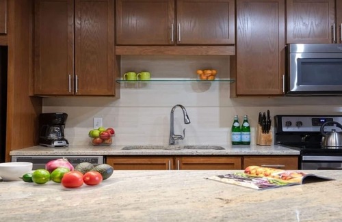 Downtown Dallas Apartment | 16th FL Bold CozySuites w/pool, gym #1