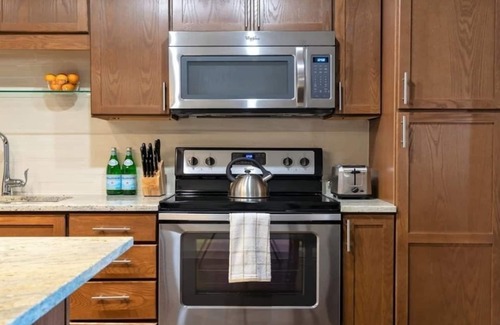 Downtown Dallas Apartment | 16th FL Bold CozySuites w/pool, gym #1