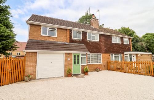 Broadway House | 17 Sands Close