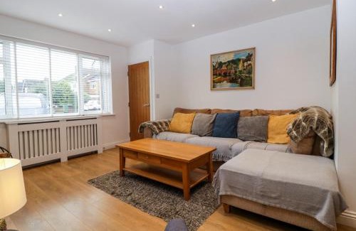 Broadway House | 17 Sands Close