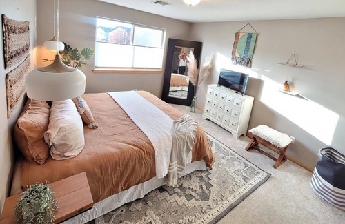 Southwest Bend House | 1700ft,3bd/3bath,0.25mi to Old Mill District, AC, private fenced yard & garage