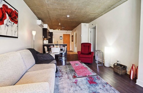 Quartier des Spectacles Condo | #172 Modern, Comfortable & Access to Terrace