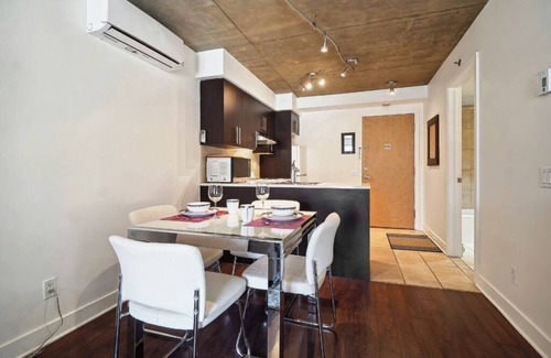 Quartier des Spectacles Condo | #172 Modern, Comfortable & Access to Terrace